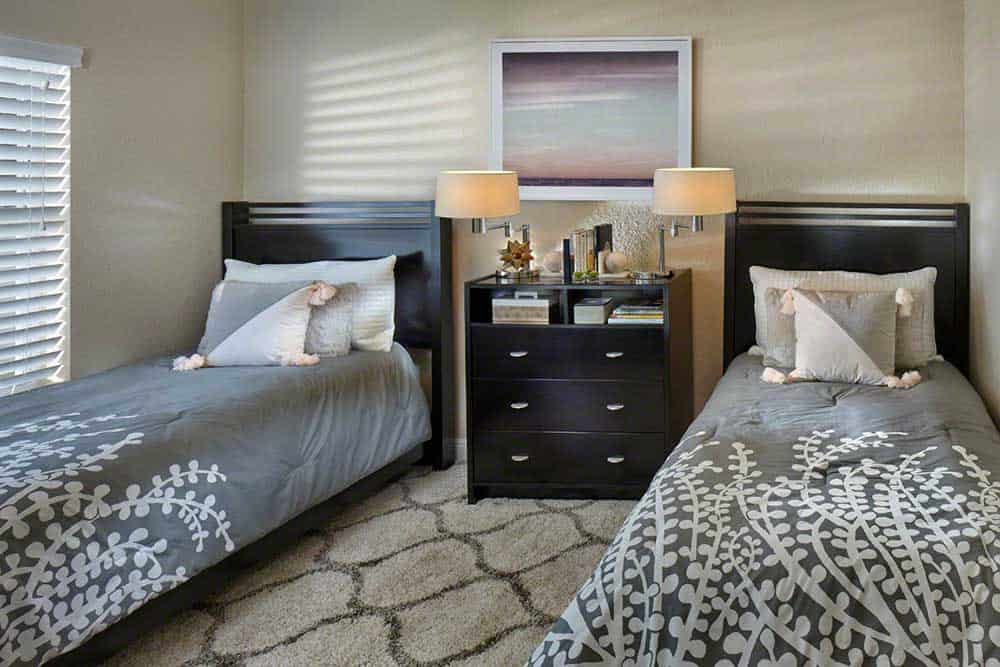 shared-bedroom-outpatient-rehab-house sober living room